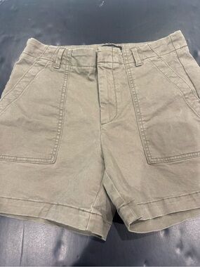 Banana Republic Lt Khaki authentic chino shorts. Size 4